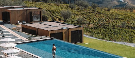 12 utendørsbassenger