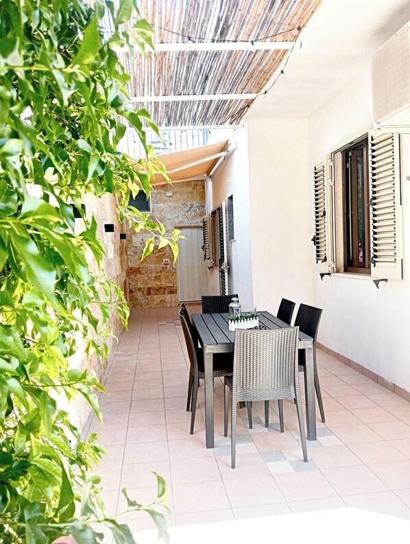 Outdoor dining - Casa Emafra.Apartment a few kilometers from Otranto (Minervino di Lecce)