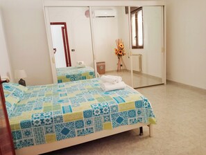 2 bedrooms, iron/ironing board, free WiFi, bed sheets - Casa Emafra.Apartment a few kilometers from Otranto (Minervino di Lecce)