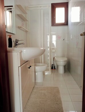 Douche, sèche-cheveux, bidet, serviettes fournies