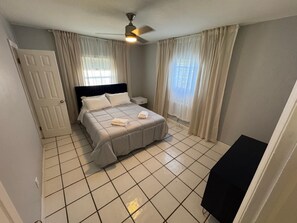 1 slaapkamer, een strijkplank/strijkijzer, wifi, beddengoed