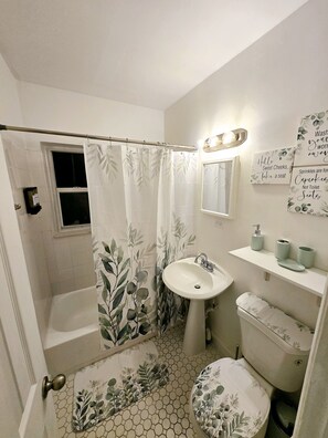 Serviettes fournies, savon, shampooing, papier de toilette
