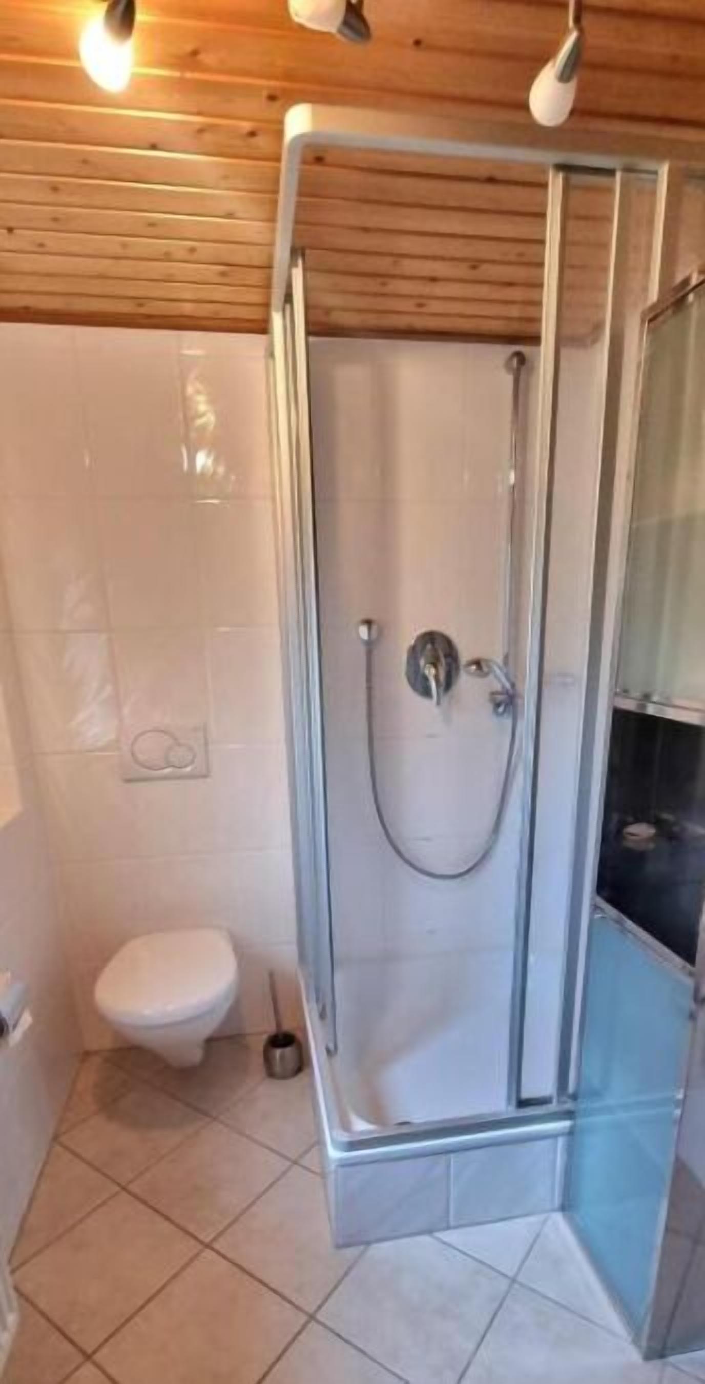 Douche, serviettes fournies, savon, papier toilette
