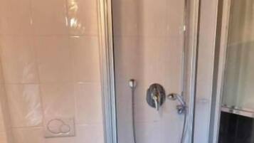 Douche, serviettes fournies, savon, papier toilette