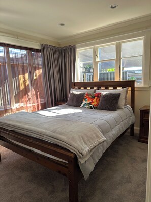 Une chambre à coucher avec un lit, une fenêtre et une vue sur l’extérieur.