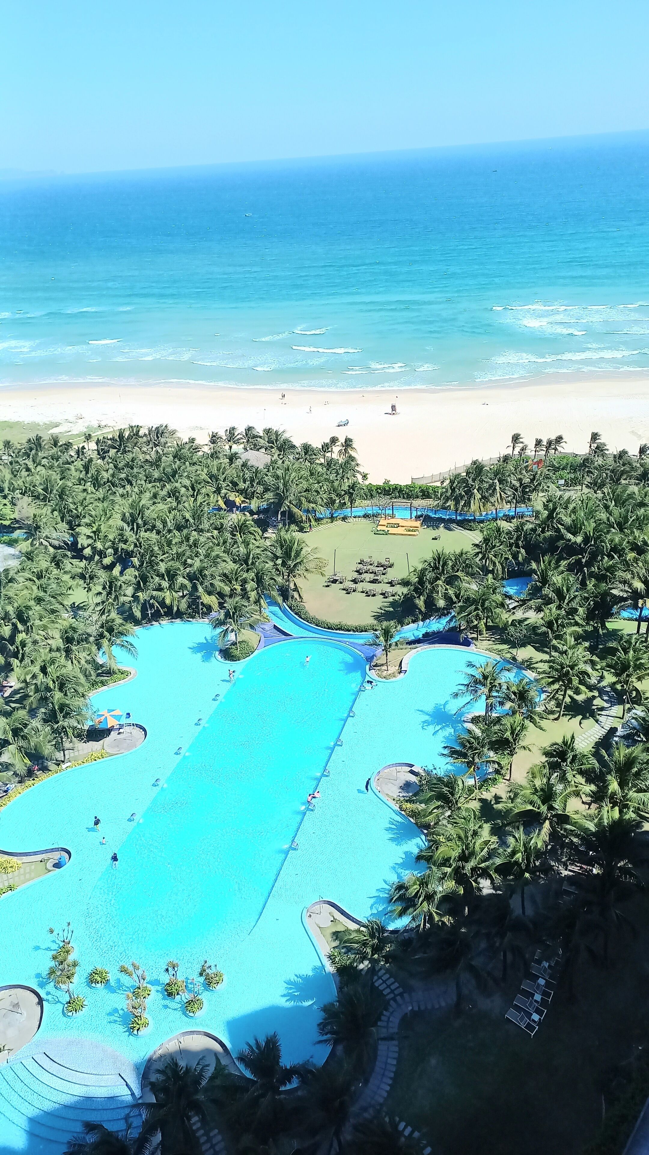 4 piscines extérieures, cabanons gratuits, parasols de plage
