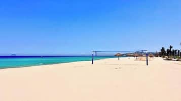En la playa, playa de arena blanca y camas de playa gratuitas