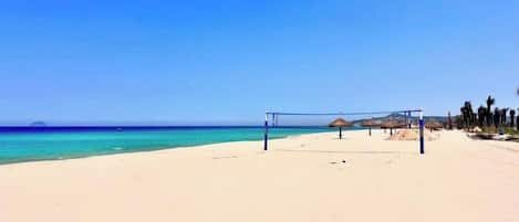 Sur la plage, sable blanc, cabana (gratuite), chaise longue