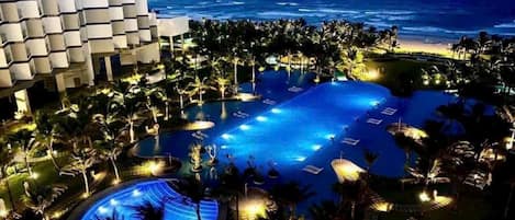 Majoituspaikan julkisivu illalla/yöllä