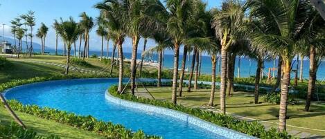 4 outdoor pools, free pool cabanas, pool umbrellas