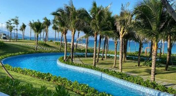 2 piscinas al aire libre, camas de piscina gratis, sombrillas