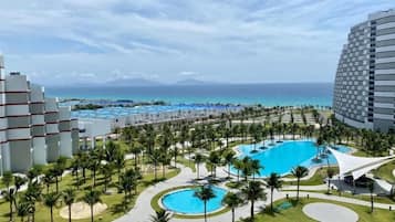 4 outdoor pools, free cabanas, pool umbrellas