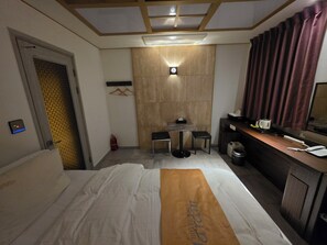 Standard Double Room, 1 Double Bed, City View | Free WiFi, bed sheets