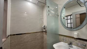 Deluxe Double Room, City View | Bathroom