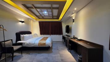 Superior Suite | Laptop workspace, free WiFi, bed sheets