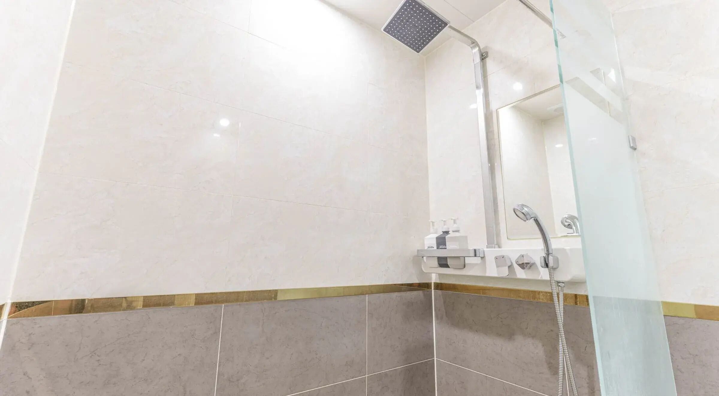 Chambre Triple Standard, 3 lits une place, vue ville | Salle de bain