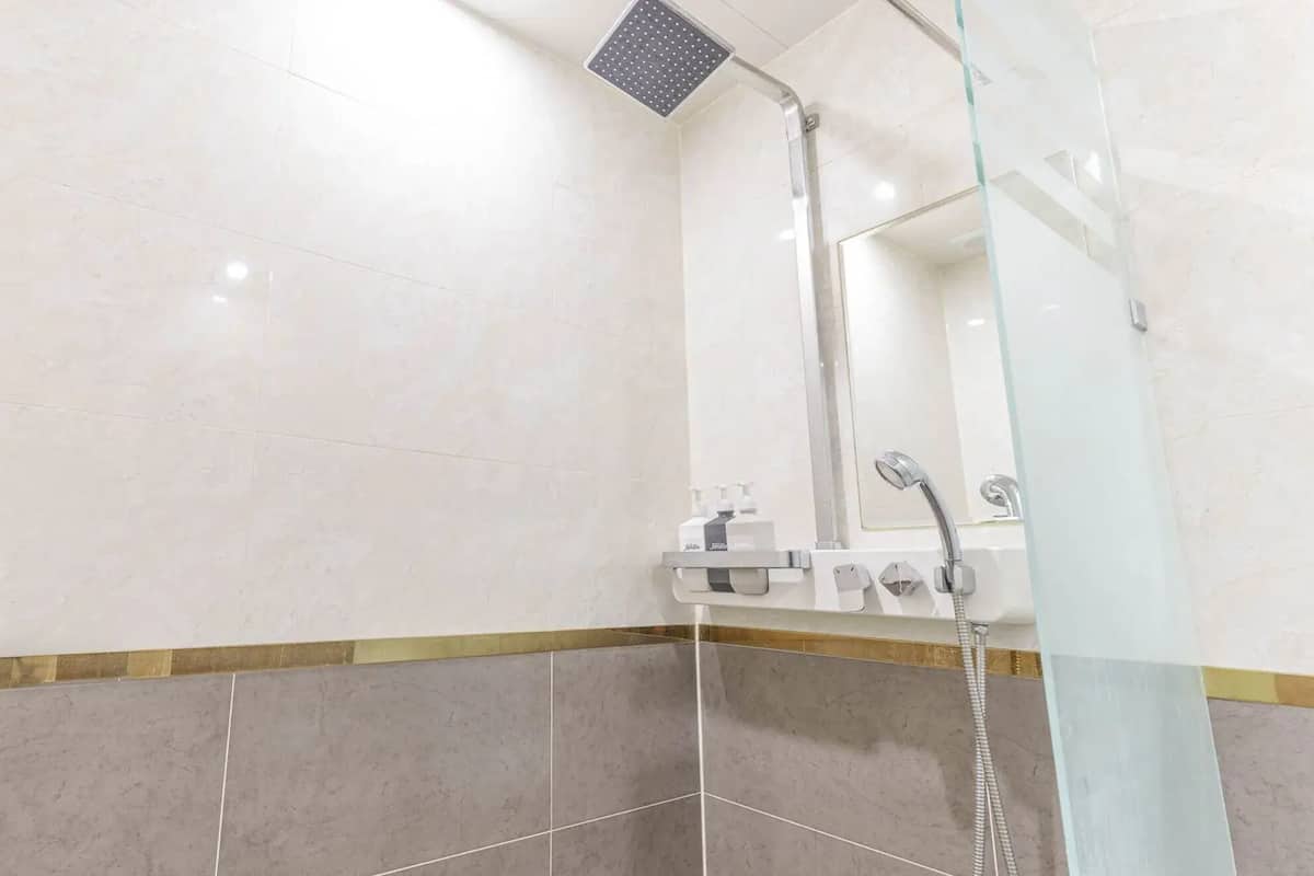 Triple Room | Bathroom | Shower, hair dryer, bidet, heated floors