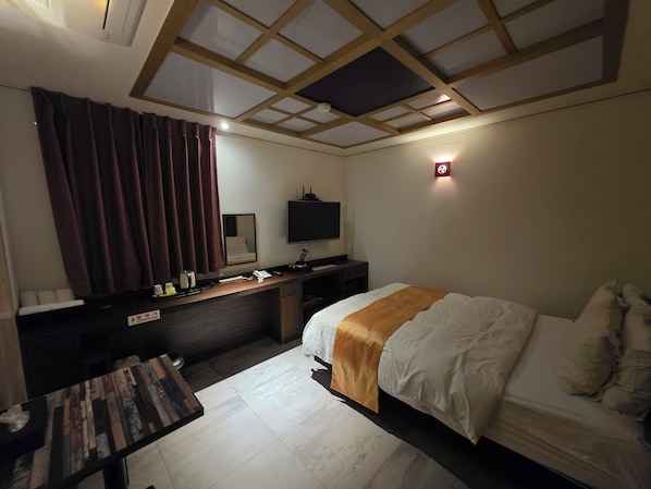 Standard Double Room, 1 Double Bed, City View | Free WiFi, bed sheets