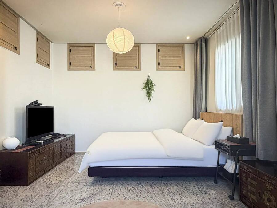 Premier Room | Soundproofing, free WiFi, bed sheets