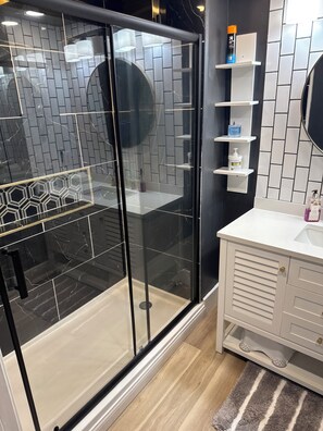 Douche, serviettes fournies, savon, papier toilette