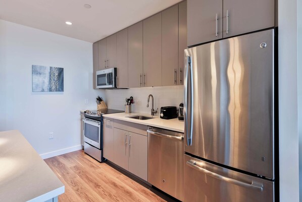 Kühlschrank, Mikrowelle, Ofen, Herdplatte