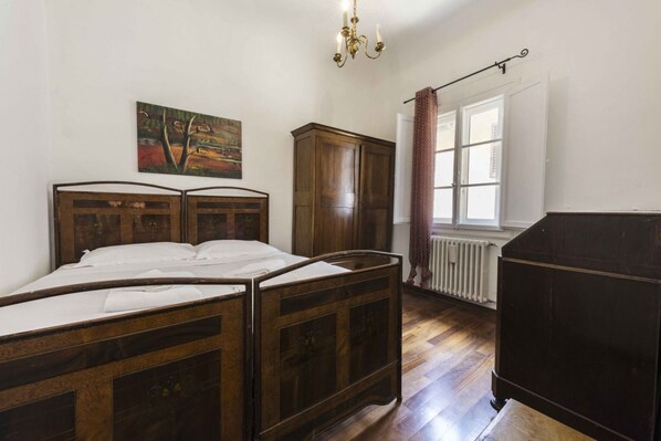 2 habitaciones y tabla de planchar con plancha 