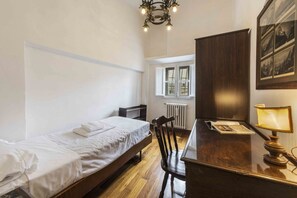 2 habitaciones y tabla de planchar con plancha 