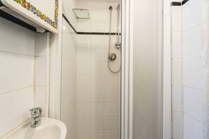 Regadera, bidet, toallas, shampoo 