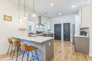 Fridge, microwave, oven, dishwasher - NEW! Stylish Bungalow Near BeltLine & Breweries (Atlanta)