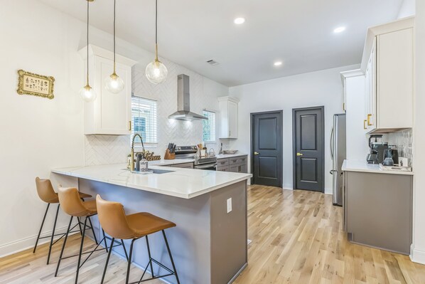 Refrigerador, microondas, horno y lavavajillas 