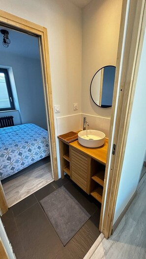 5 bedrooms, bed sheets