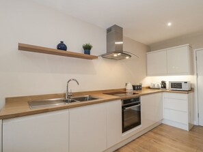 Keittoastiat/astiat/ruokailuvälineet