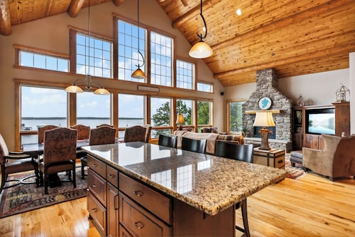 Fireplace, Pool Table, 8 Beds, Family Fun