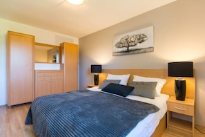 6 bedrooms, iron/ironing board, WiFi, bed sheets