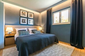 6 bedrooms, iron/ironing board, WiFi, bed sheets