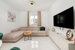 Living area - Villa Mari-Luxurious 5-bedroom villa with WiFi, AC in enchanting Podstrana (Podstrana)