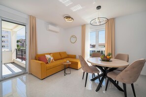 Dining - Villa Mari-Luxurious 5-bedroom villa with WiFi, AC in enchanting Podstrana (Podstrana)