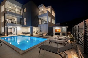 A modern building with a swimming pool, outdoor seating, and a fireplace. - Villa Mari-Luxurious 5-bedroom villa with WiFi, AC in enchanting Podstrana (Podstrana)
