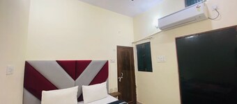3-bedroom hotel in delightful Varanasi with WiFi, AC