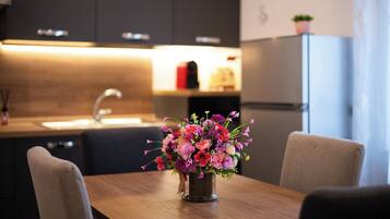 Frigorifero, microonde, forno, piano cottura