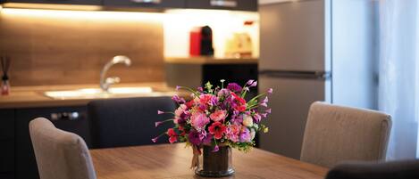 Een koelkast, een microgolfoven, een oven, een kookplaat