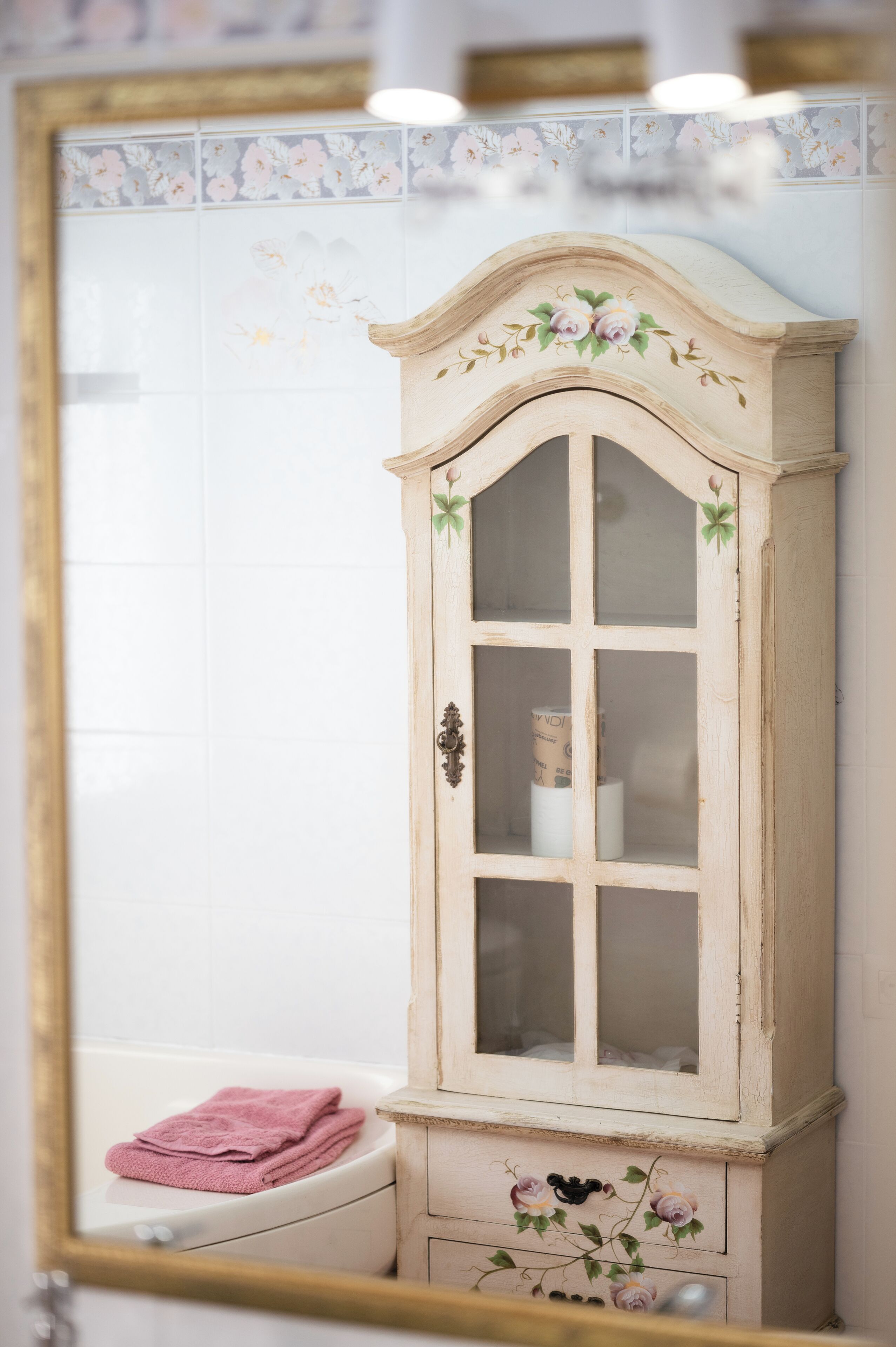 Asciugacapelli, bidet, asciugamani, sapone