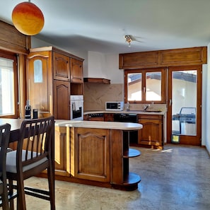 Four Ă micro-ondes, un four, surface de cuisson, lave-vaisselle