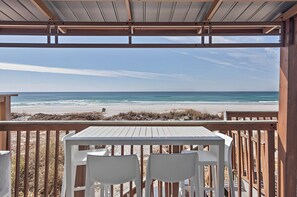 Outdoor dining - ☀️Stunning Beachfront Views-Great Location-Sun-Kissed Memories☀️ (Panama City Beach)