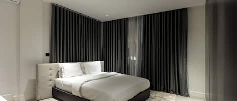 1 dormitorio, tabla de planchar con plancha, ropa de cama