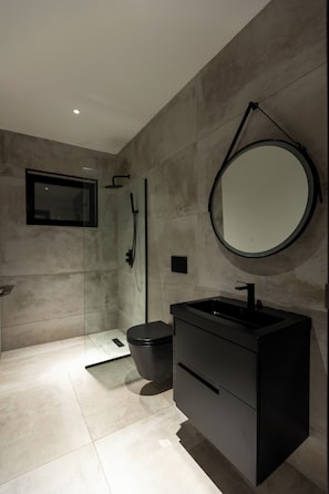 Serviettes fournies, papier toilette