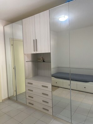 1 habitación, tabla de planchar con plancha y ropa de cama 