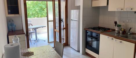 Refrigerador, parrilla de estufa, cafetera y tetera y tetera eléctrica