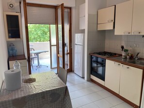 Frigorífico, placa de cocina, cafetera o tetera y hervidor eléctrico