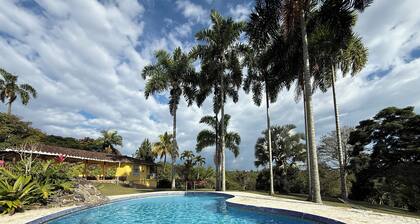 Stunning 5 BR Villa with Mountain Views & WiFi in COMBIA-Pereira, CO